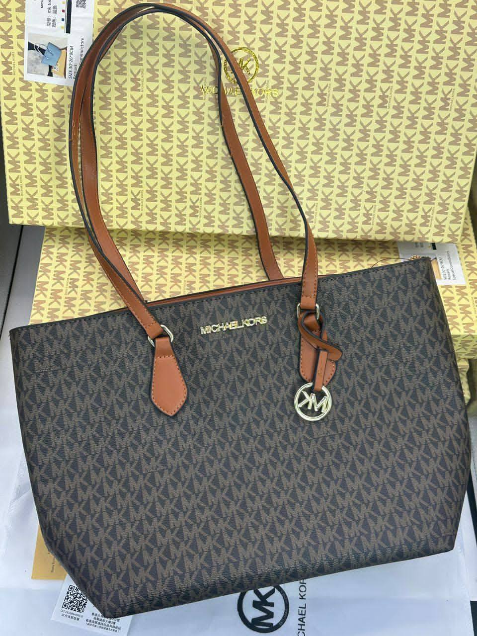 MK Large capacity tote with box