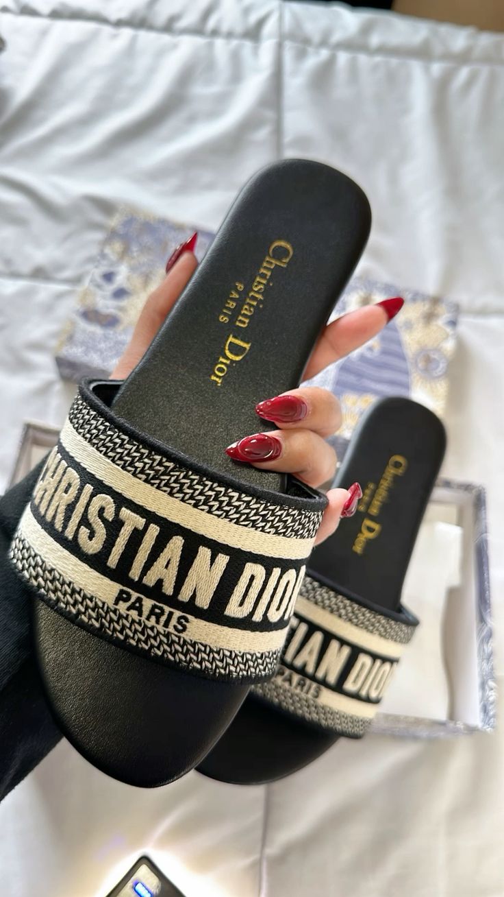 CD Premium Slipper with box packaging